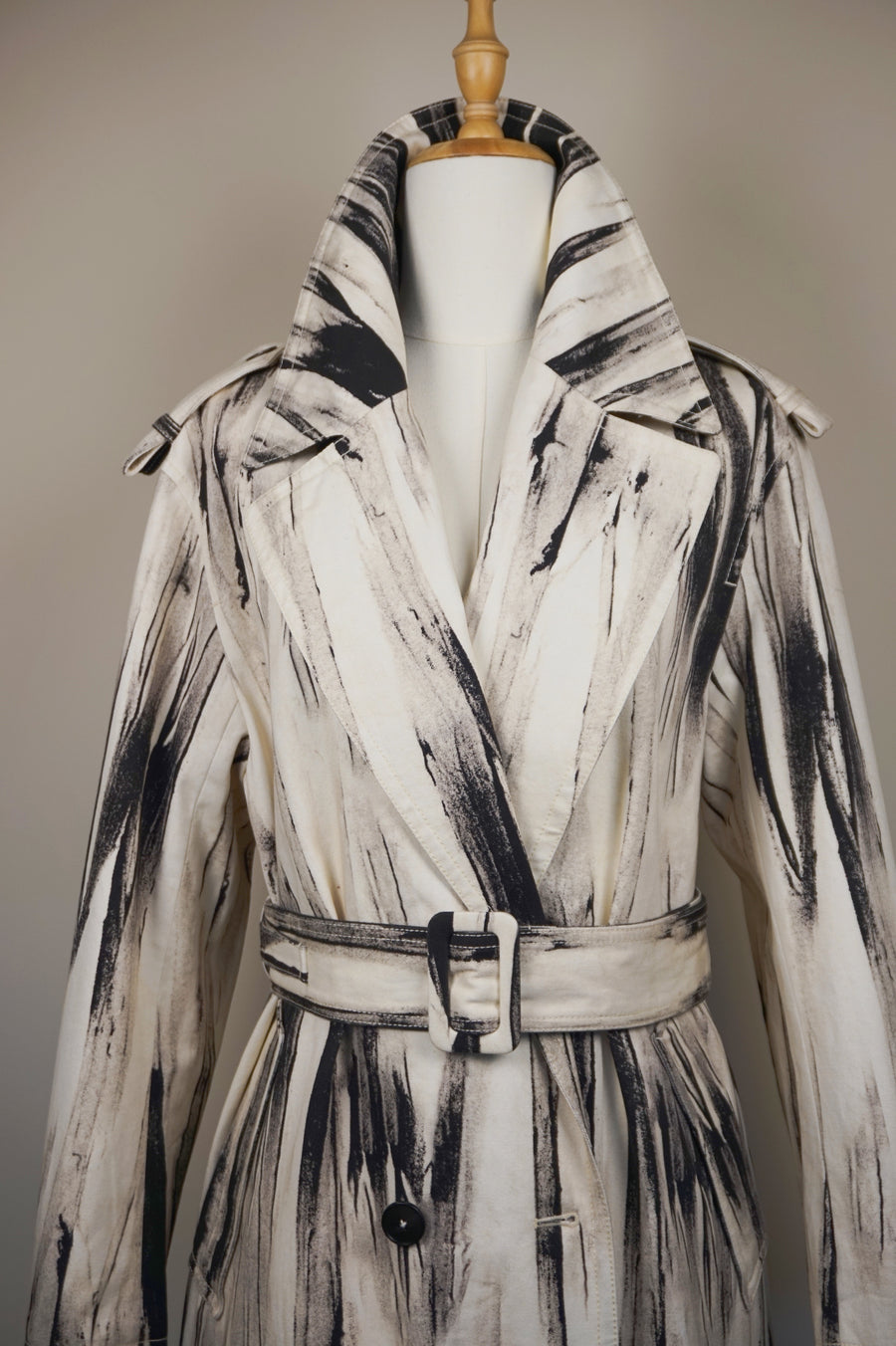 WTC-2121 Black & White Artistic Style Long Trench Coat （ Queen's Favorite )