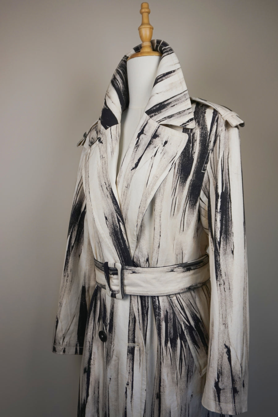 WTC-2121 Black & White Artistic Style Long Trench Coat （ Queen's Favorite )