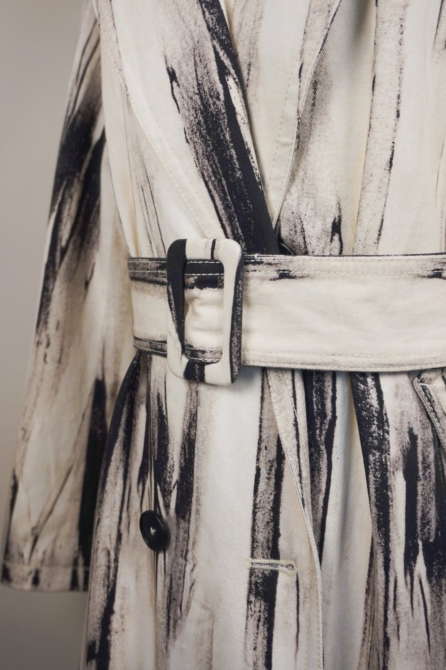 WTC-2121 Black & White Artistic Style Long Trench Coat （ Queen's Favorite )