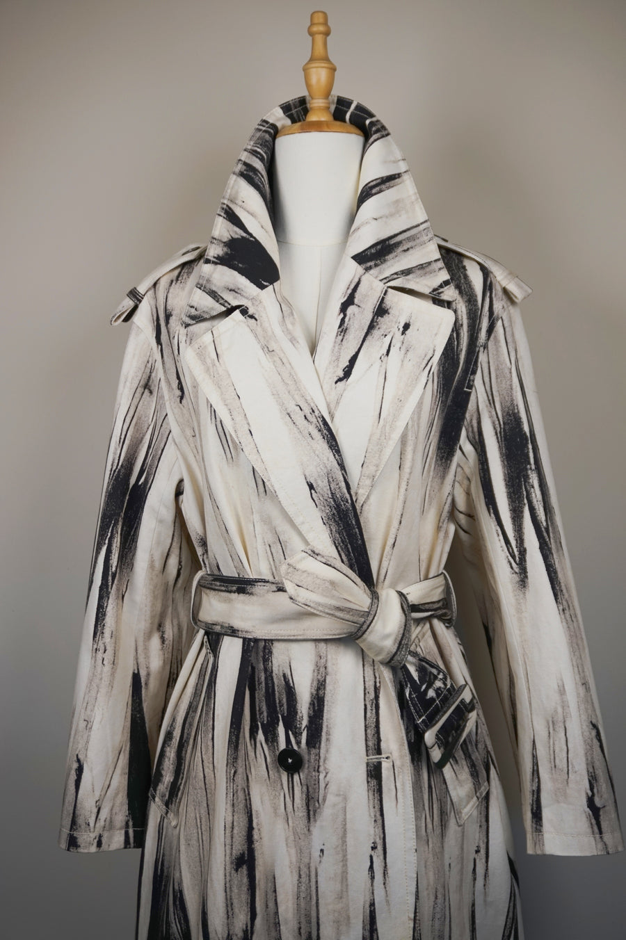 WTC-2121 Black & White Artistic Style Long Trench Coat （ Queen's Favorite )