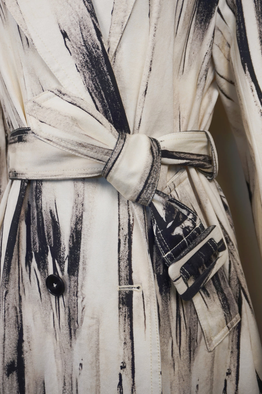 WTC-2121 Black & White Artistic Style Long Trench Coat （ Queen's Favorite )