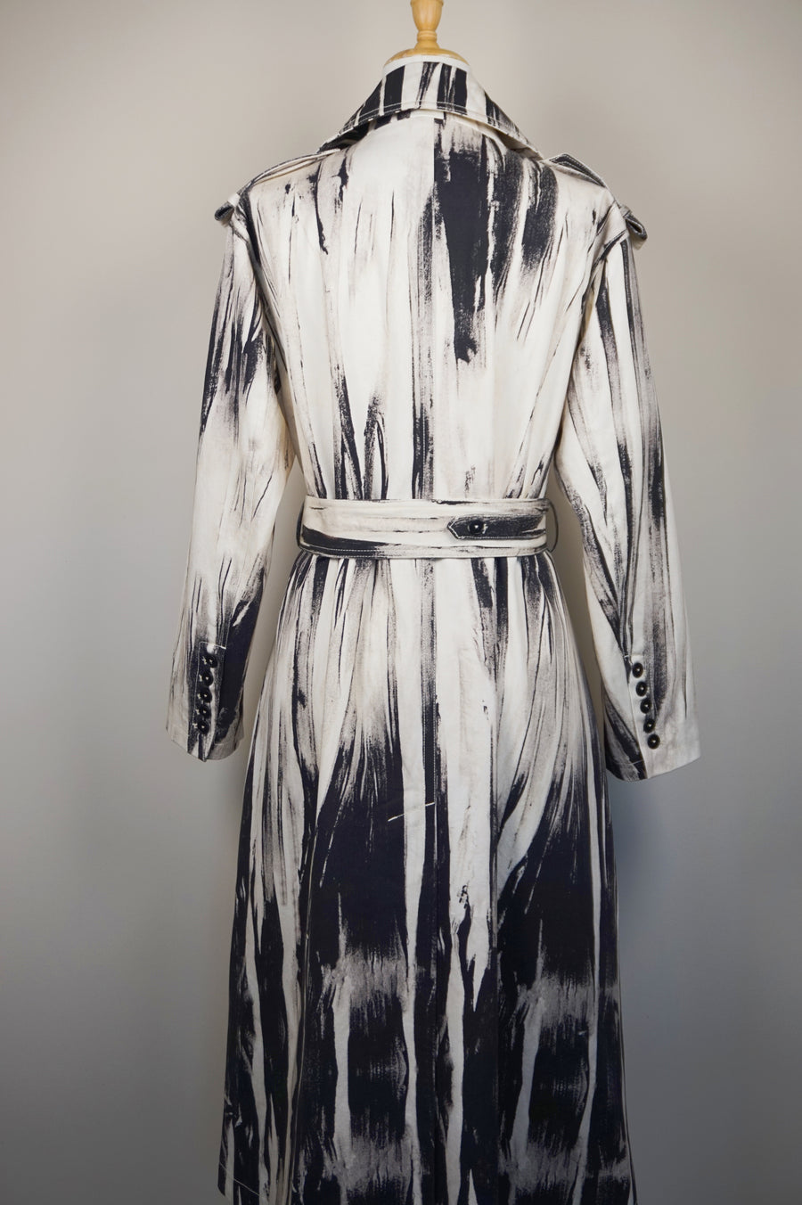 WTC-2121 Black & White Artistic Style Long Trench Coat （ Queen's Favorite )