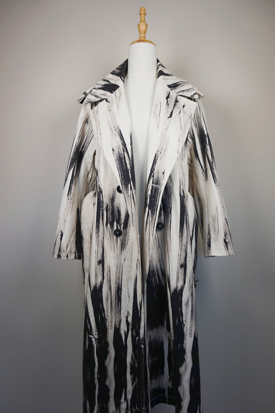 WTC-2121 Black & White Artistic Style Long Trench Coat （ Queen's Favorite )