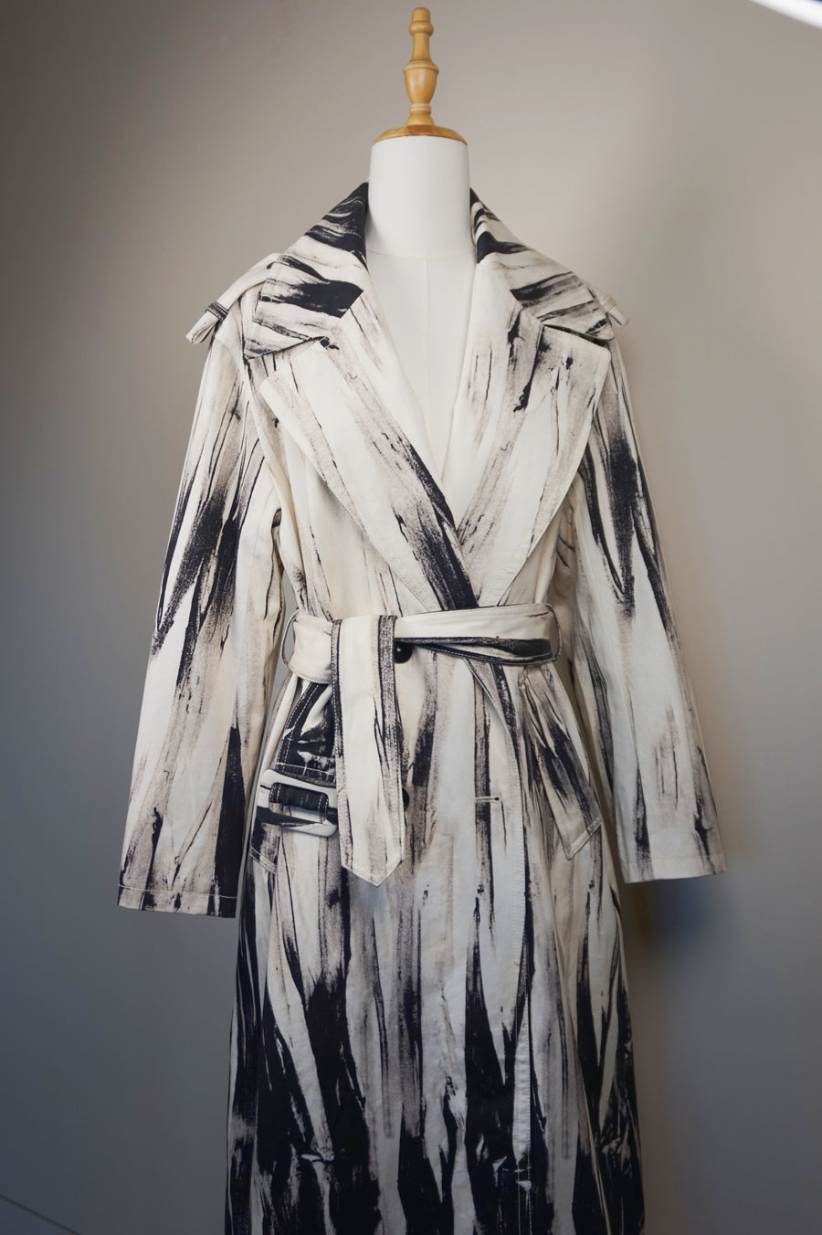 WTC-2121 Black & White Artistic Style Long Trench Coat （ Queen's Favorite )