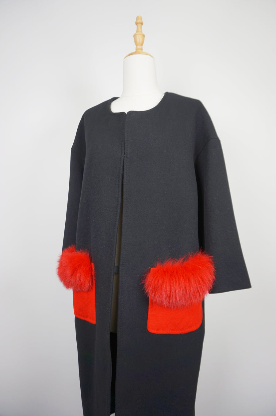 WWC-7092 Black Chic Style 50% Wool Coat with Red Real Fur Pockets