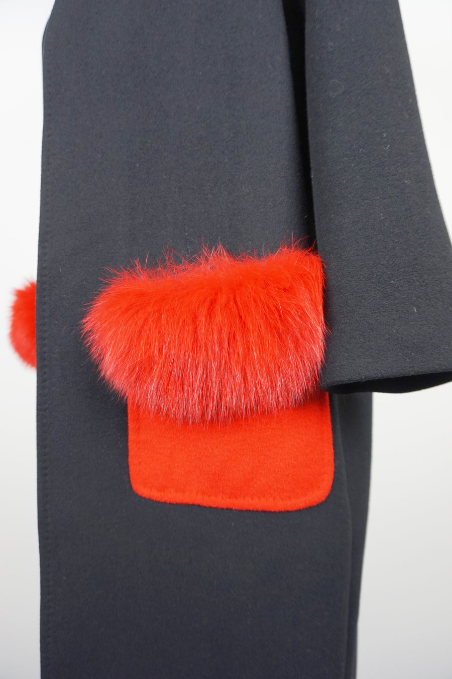 WWC-7092 Black Chic Style 50% Wool Coat with Red Real Fur Pockets